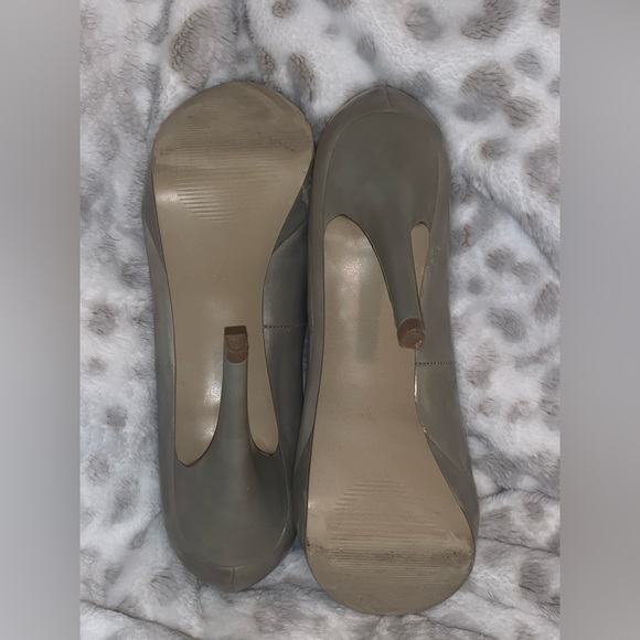 Silver grey platform open toed heel. Guess women’s 6.5 spikes shoe dressy - Picture 5 of 6